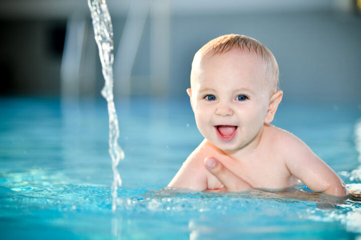 Babyschwimmen unterteilt sich in 2 Kategorien. Baby 1 für 3-7 Monate alte Babys und Baby 2 für 8-12 Monate alte Babys